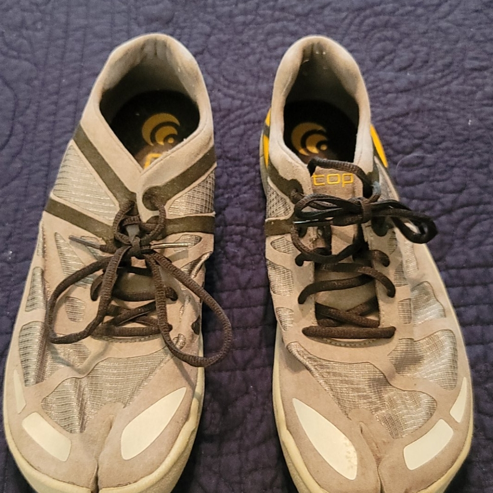 Athletic split toe shoes